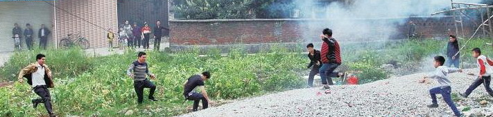 花炮爆炸后將鐵圈沖上天空,搶花炮的人群向鐵環(huán)飛出的方向奔去,尋找和搶奪鐵環(huán)。