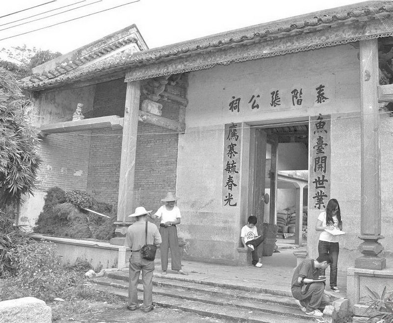 古色古香的泰階張公祠,掩映在一片綠竹叢中。清新區(qū)文物工作者正在進行田野調(diào)查。