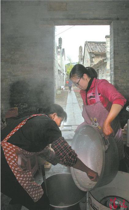 后勤人員緊張地準備午飯。