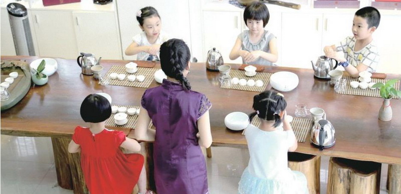 小朋友們認(rèn)真地向老師展示所學(xué)的茶藝基本手勢(shì)。