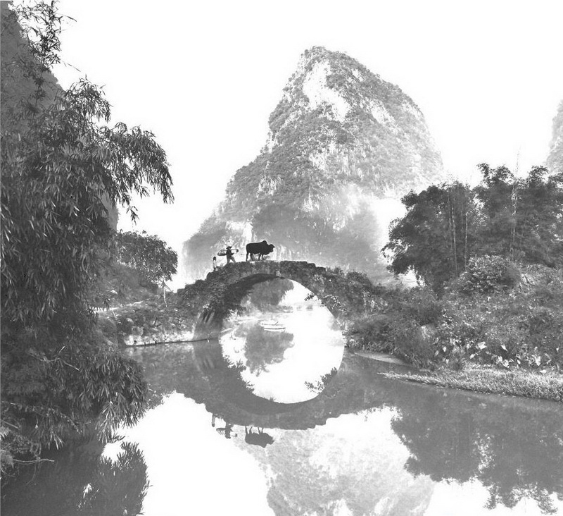 英西峰林永豐橋,橋因旁邊的永豐寺而得名。古石橋已無(wú)年月和造建者可考,但這絲毫不妨礙它從容而清伶地安立這鄉(xiāng)間天地。石橋獨(dú)自架于峰巒盛開的曠野溪流之上,則打破了慣性的審美定勢(shì),顯出其清麗之美。從橋上牽牛而過(guò)的人叫阿六,身高不到一米五。