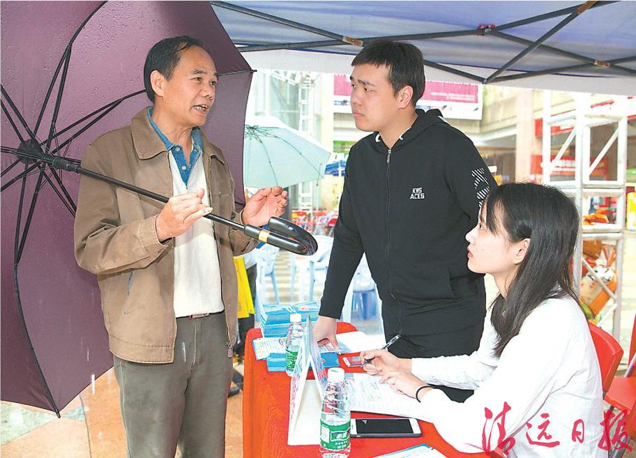 市民在咨詢攤位咨詢問(wèn)題。3月15日,清遠(yuǎn)市2018年“3·15”國(guó)際消費(fèi)者權(quán)益日宣傳咨詢活動(dòng)在城市廣場(chǎng)舉辦
