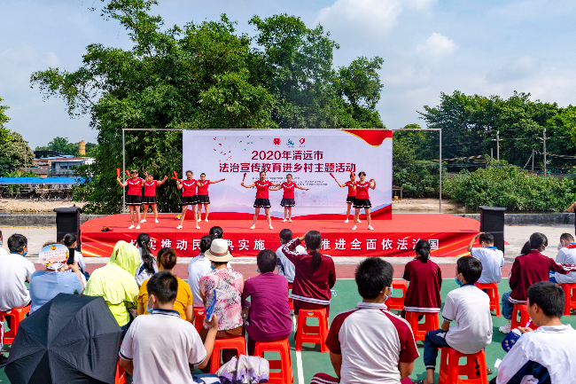 2020年清遠(yuǎn)市法治宣傳教育進(jìn)鄉(xiāng)村主題活動(dòng)走進(jìn)清城區(qū)龍?zhí)伶?zhèn)定安村。清遠(yuǎn)日?qǐng)?bào)記者_(dá)江元威_攝.jpg