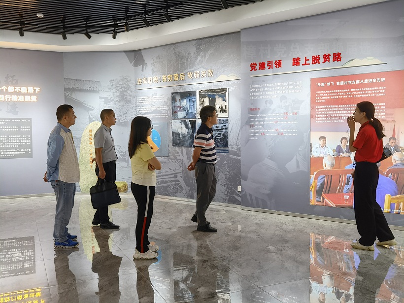 清遠(yuǎn)市應(yīng)急事務(wù)中心黨支部黨員參觀(guān)連樟客廳.jpg