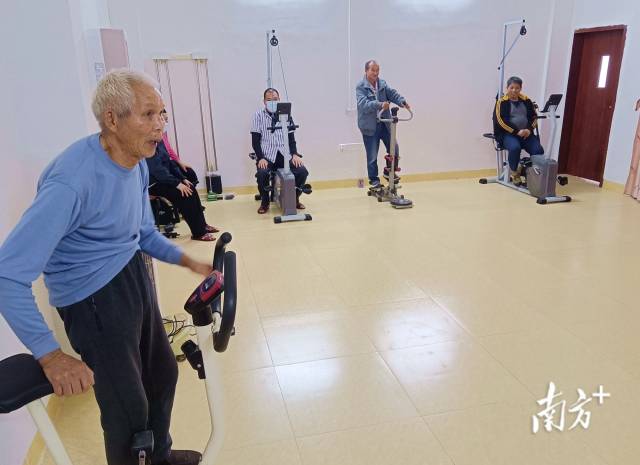 老人在敬老院健身房運(yùn)動、健身。