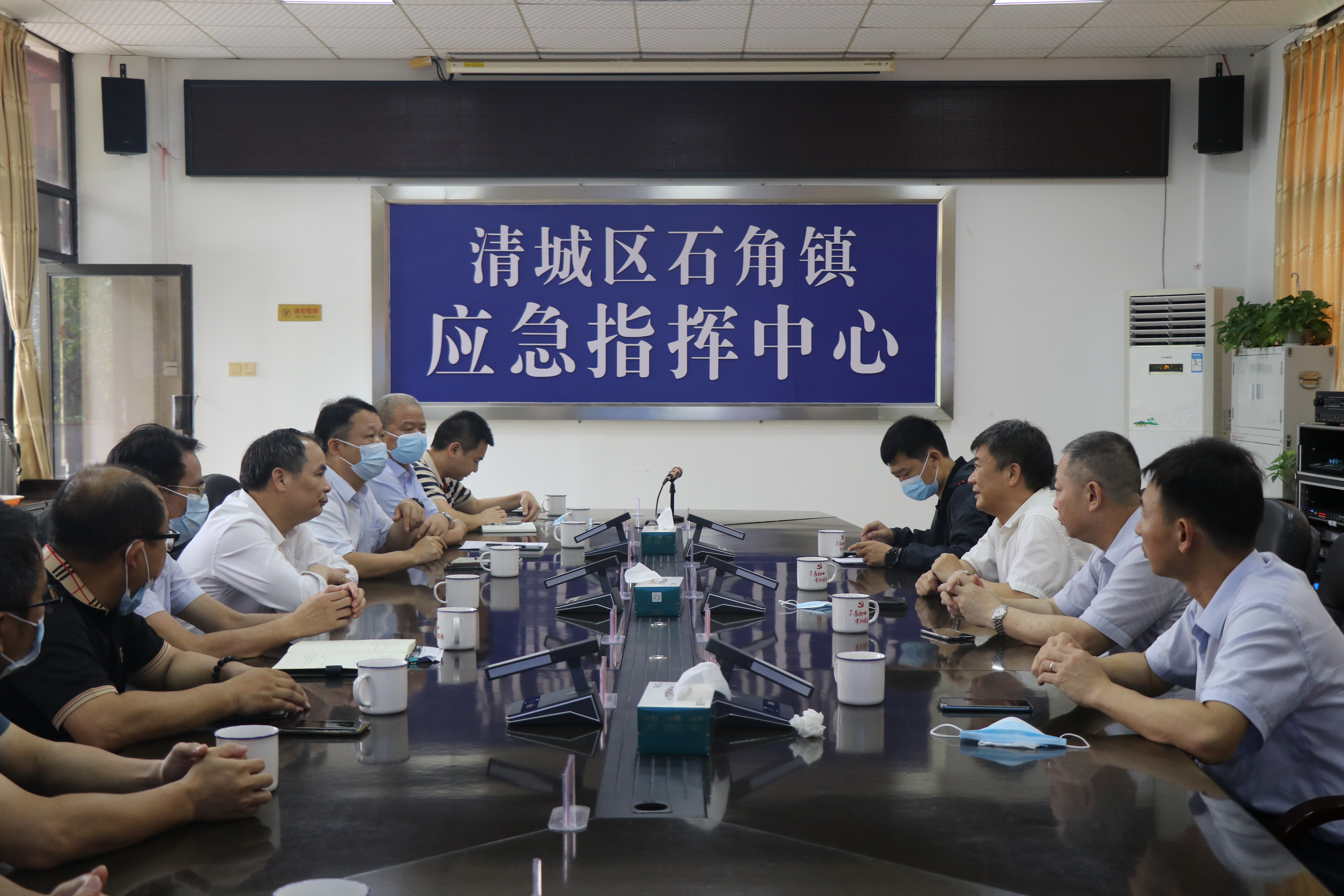 2022年6月8日，國家防辦工作組蒞臨清遠(yuǎn)開展近期強(qiáng)降雨防御指導(dǎo)工作，在清城區(qū)石角鎮(zhèn)應(yīng)急指揮中心召開座談會(huì)。圖為：座談會(huì)現(xiàn)場。拍攝者：鐘華穎。.JPG