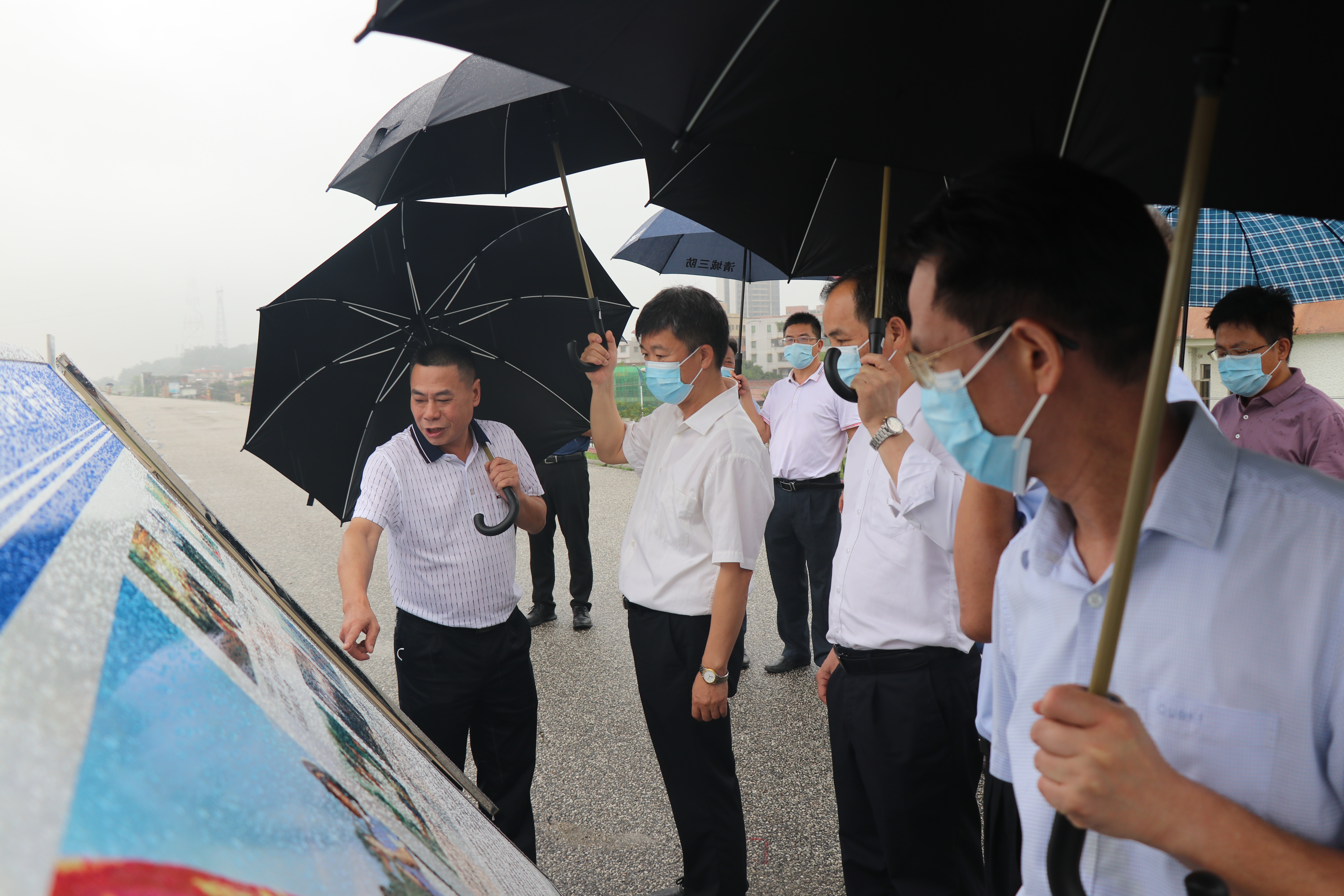 2022年6月8日，國家防辦工作組蒞臨清遠(yuǎn)開展近期強(qiáng)降雨防御指導(dǎo)工作。圖為：查看北江大堤戶外工程簡介標(biāo)牌。拍攝者：鐘華穎。.JPG
