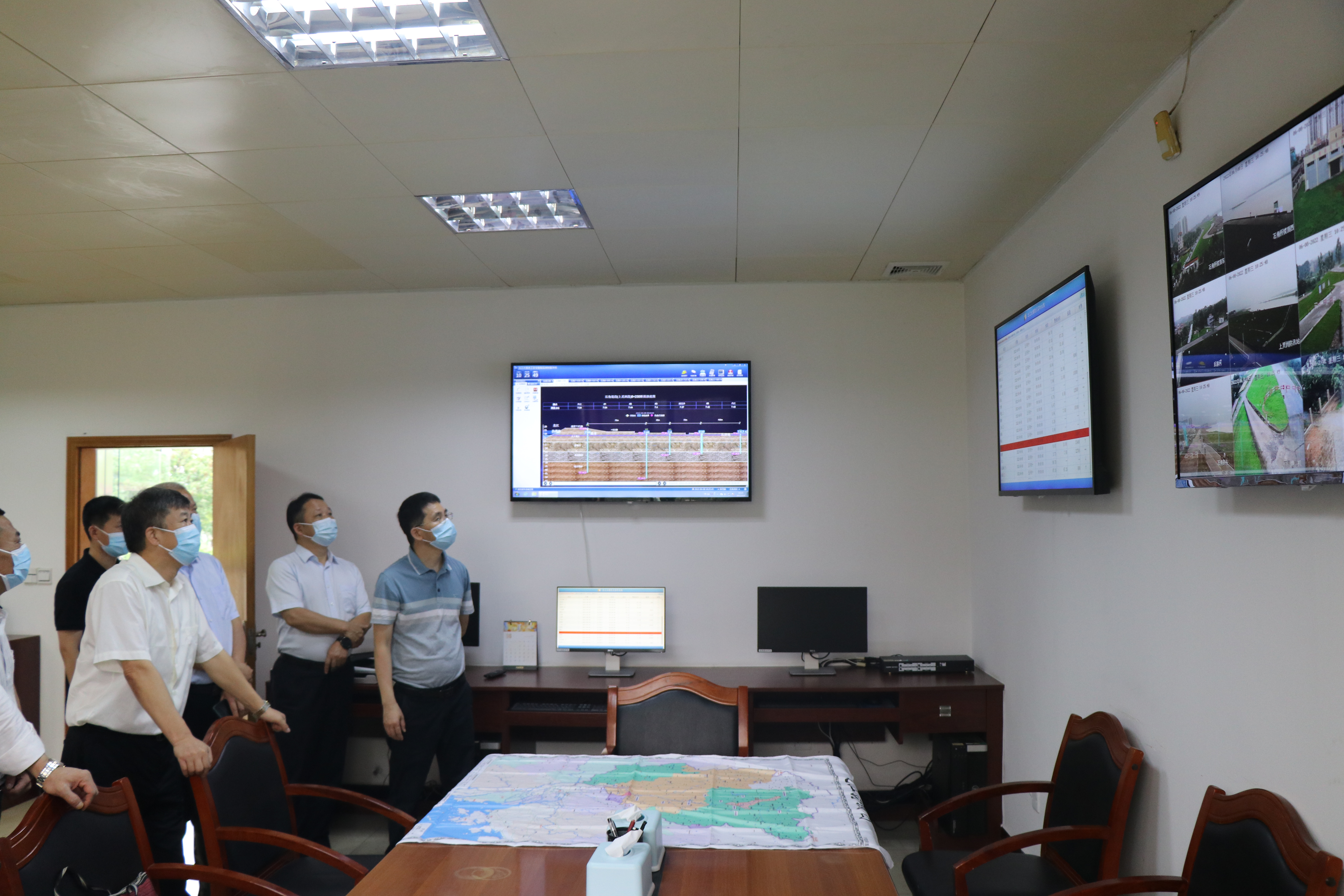 2022年6月8日，國家防辦工作組蒞臨清遠(yuǎn)開展近期強(qiáng)降雨防御指導(dǎo)工作。圖為：在防洪值班室查看北江大堤石角段河流水位實(shí)時(shí)情況。拍攝者：鐘華穎。.JPG