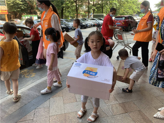 清城區(qū)中冠幼兒園響應(yīng)號召向災(zāi)區(qū)捐贈物資，師生、家長協(xié)力開展采購。受訪者供圖