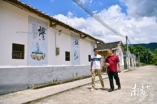 清遠(yuǎn)市退役軍人事務(wù)局派駐園山村第一書記錢峰與留坌村小組長溝通推進(jìn)該村農(nóng)旅項目。 曾亮超 攝