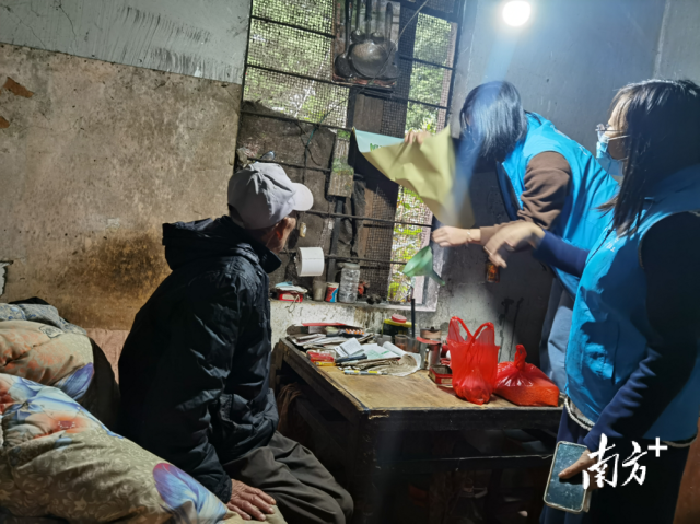 英德市東華鎮(zhèn)雙百社工為困難獨居老人林伯送御寒棉被，并為其修補破舊的窗戶。