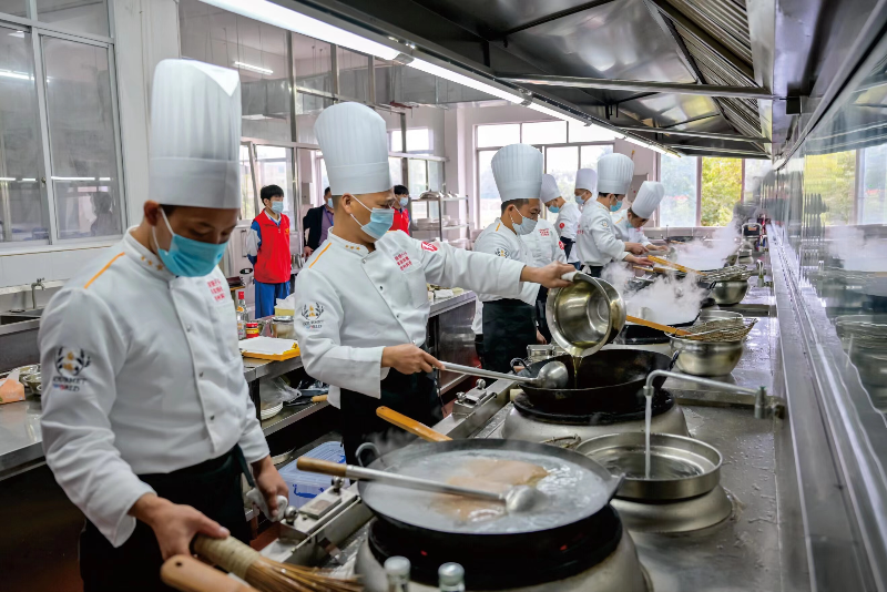 圖片三  近年來，清遠(yuǎn)市高質(zhì)量推進(jìn)“三項(xiàng)工程”，強(qiáng)化培訓(xùn)夯實(shí)基礎(chǔ)，讓更多勞動(dòng)者掌握了一技之長。（資料圖）.jpg