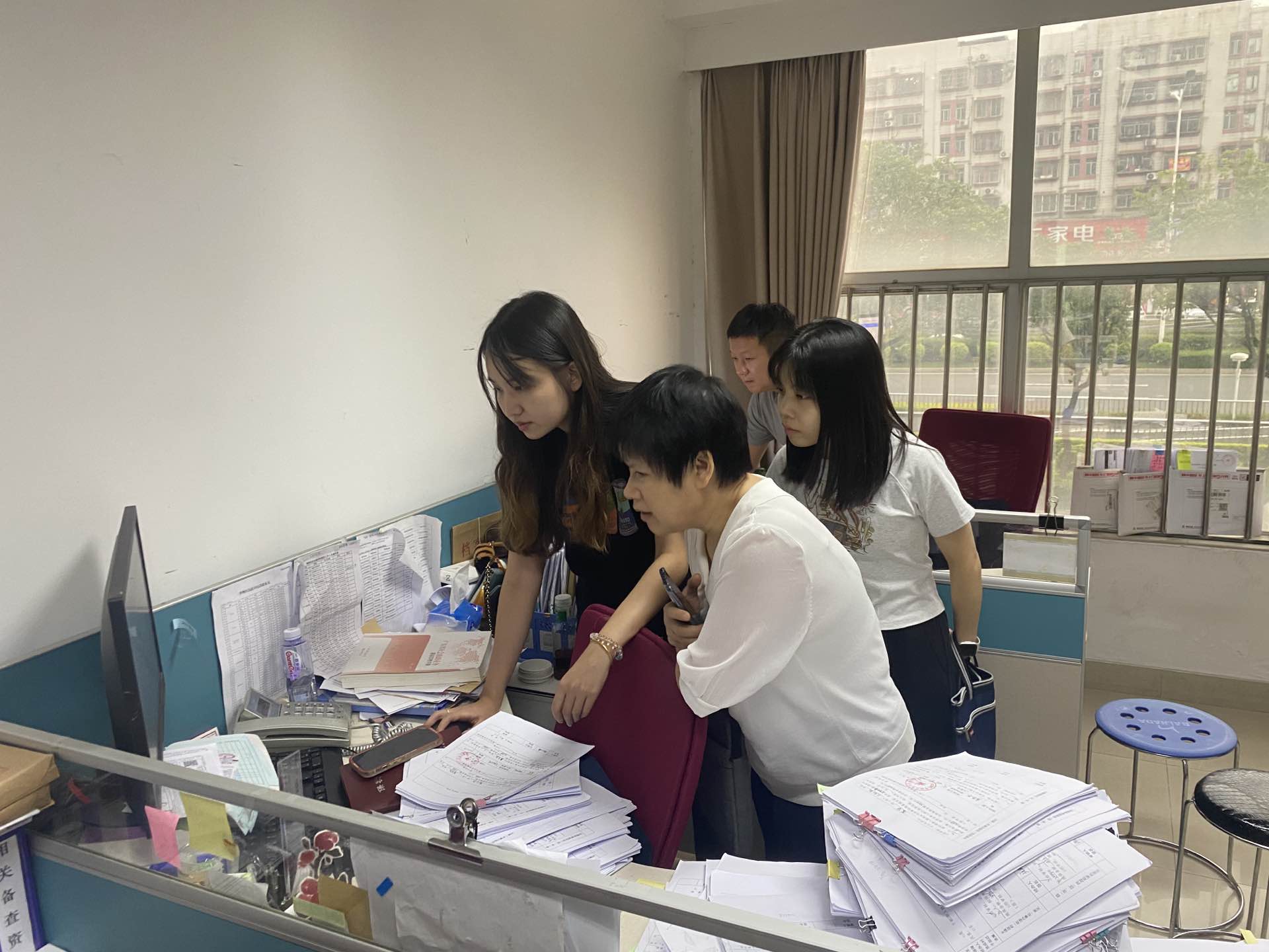 圖為今年國慶前夕，梁冬婷與審計(jì)組人員到復(fù)耕復(fù)種現(xiàn)場，核查惠民惠農(nóng)補(bǔ)貼真實(shí)情況。