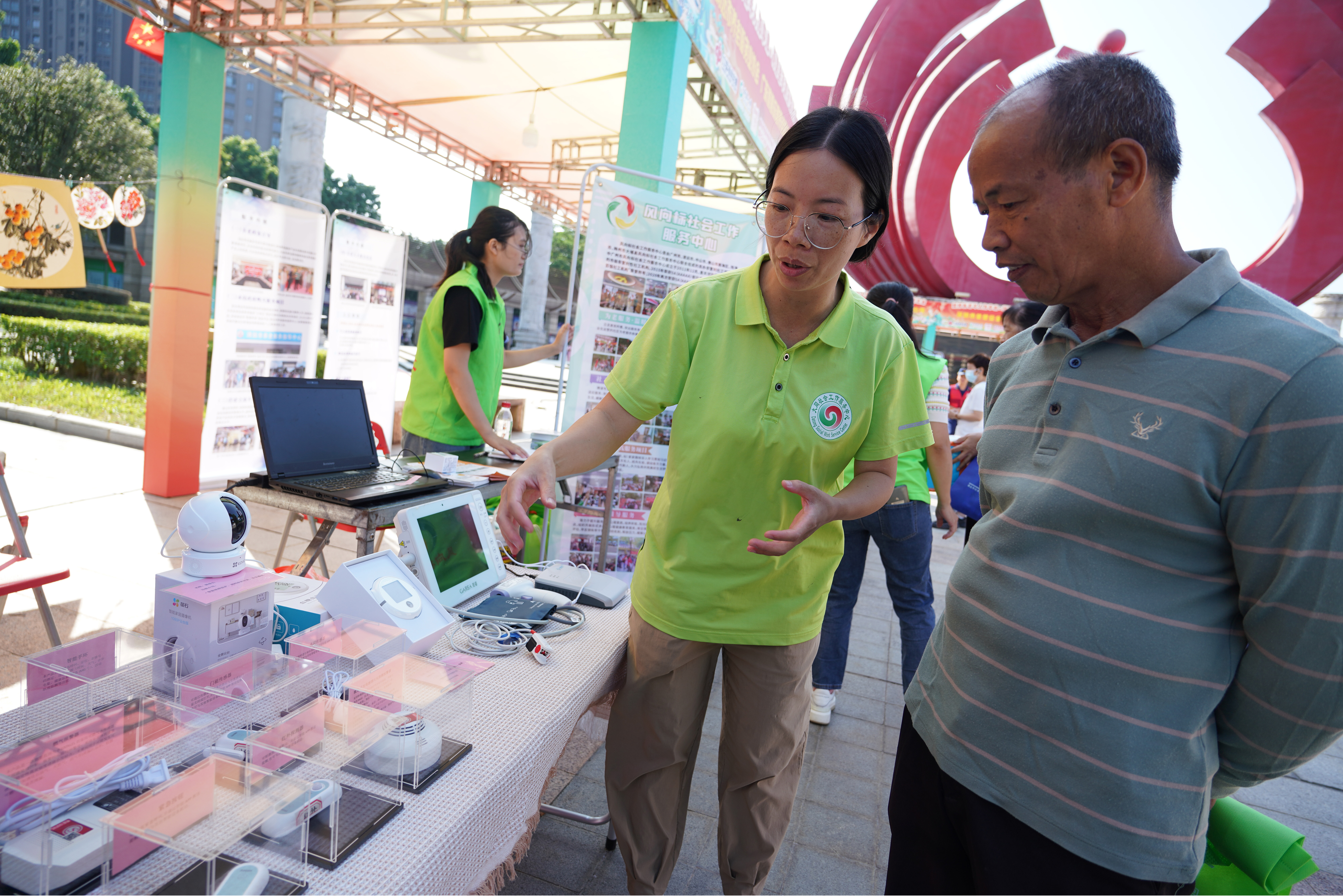 市民逛適老化產(chǎn)品展，了解涉老政策和體驗(yàn)養(yǎng)老服務(wù)。清遠(yuǎn)日?qǐng)?bào)記者 劉淑芳 攝 劉淑芳 攝 劉淑芳 攝